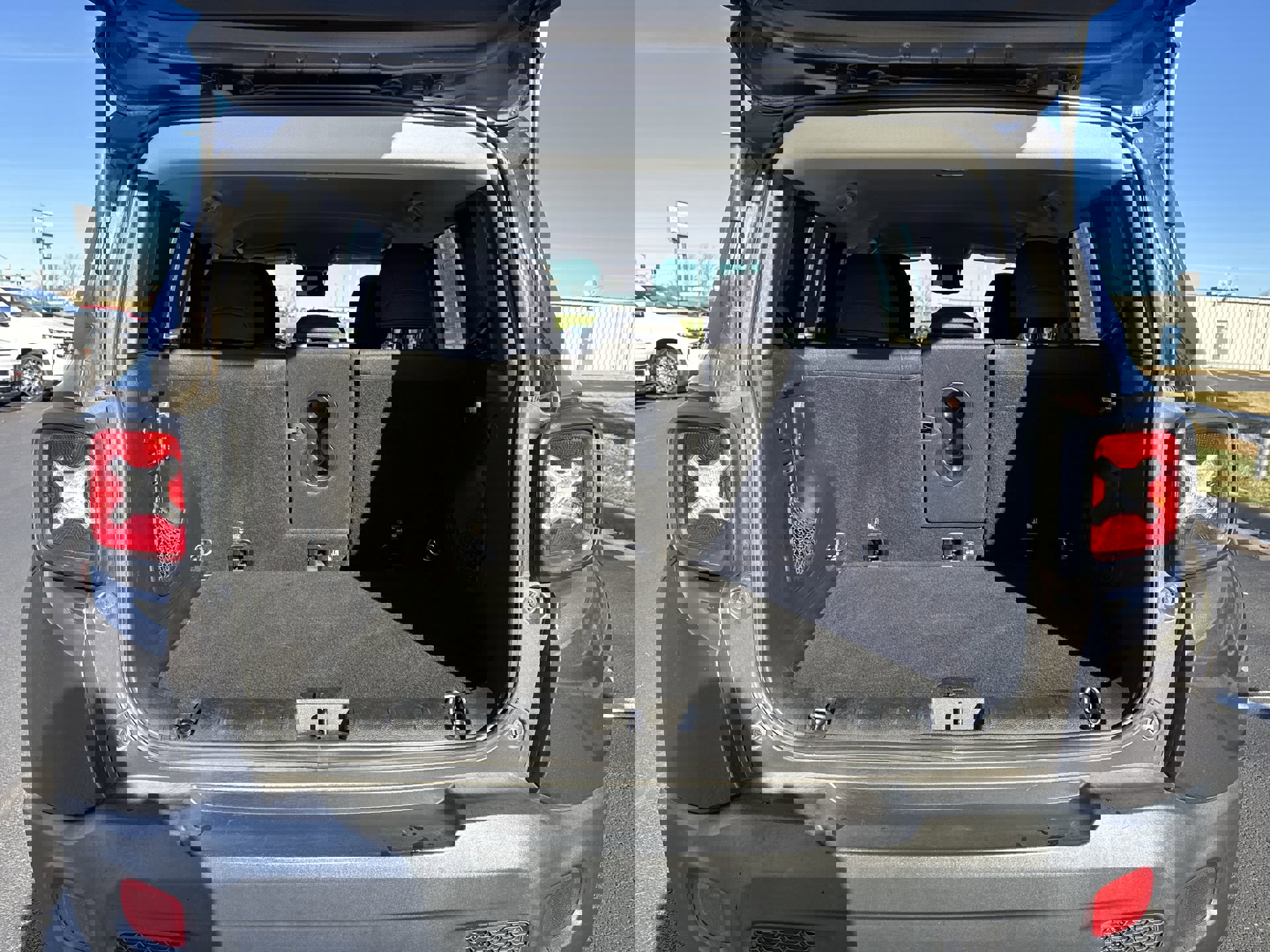 Used 2017 Jeep Renegade Latitude w/ Popular Equipment Group image 23