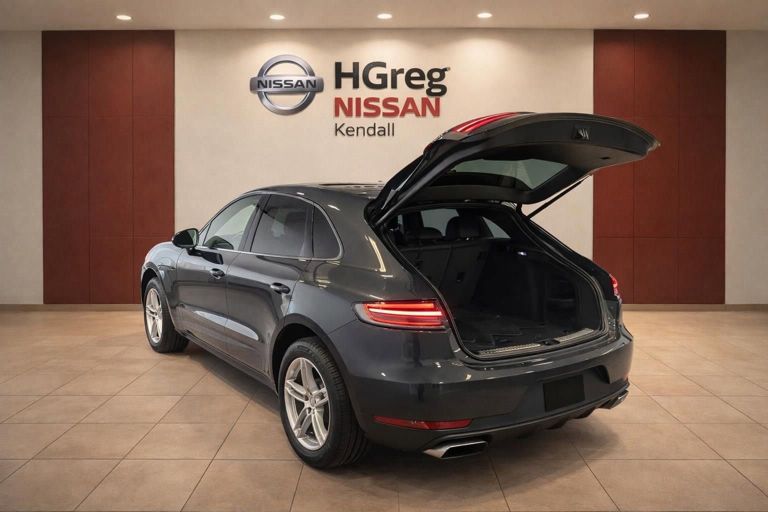Used 2022 Porsche Macan AWD/4WD image 2