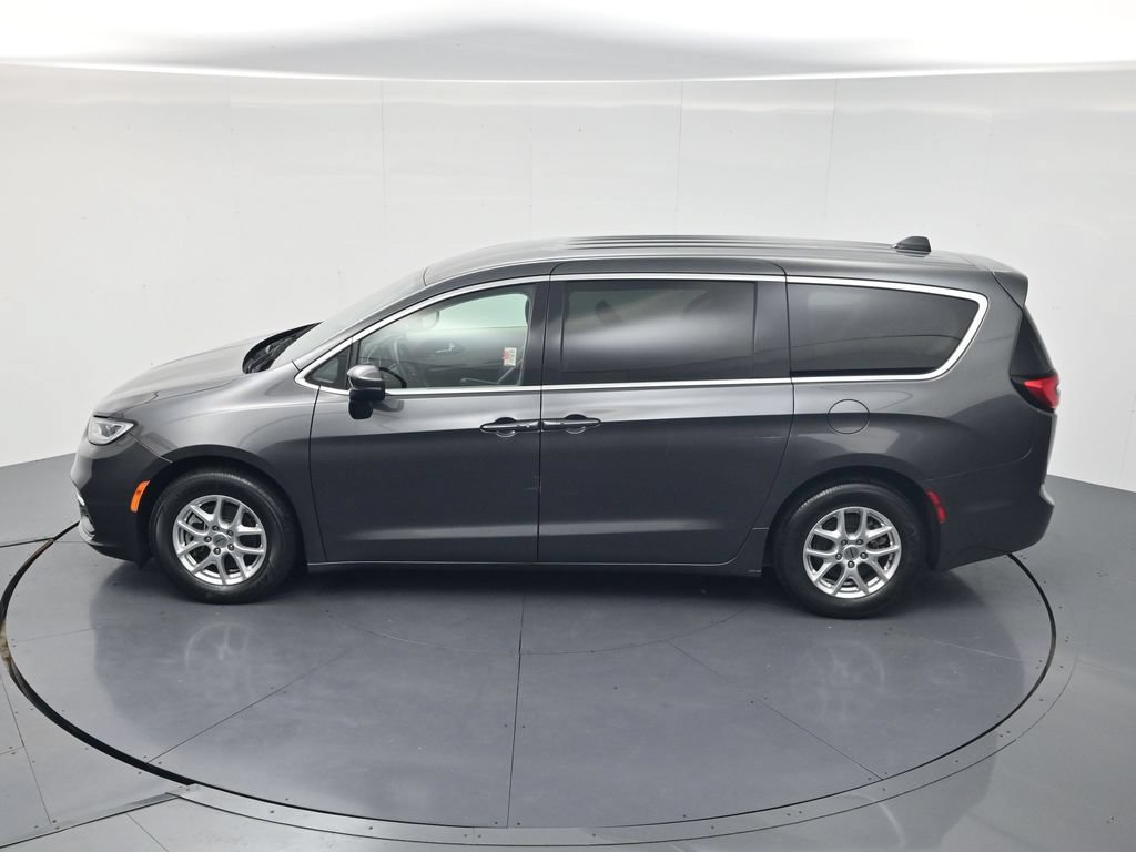 Used 2023 Chrysler Pacifica Touring-L FWD image 39