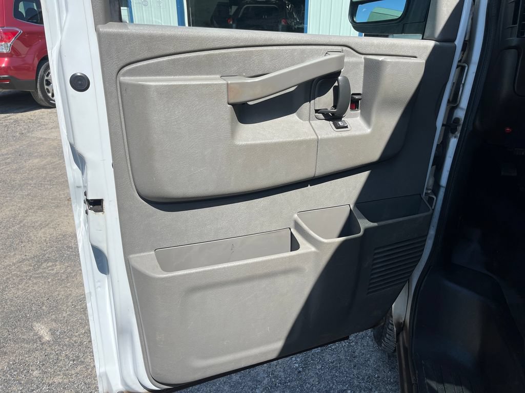Used 2018 Chevrolet Express 2500 w/ Driver Convenience Package RWD image 33