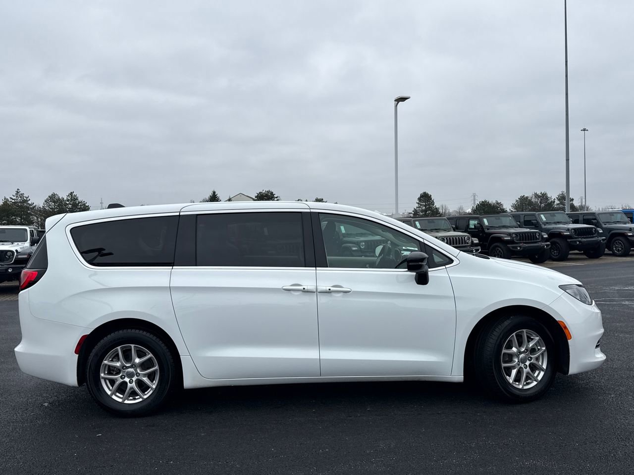 Used 2024 Chrysler Voyager LX image 2