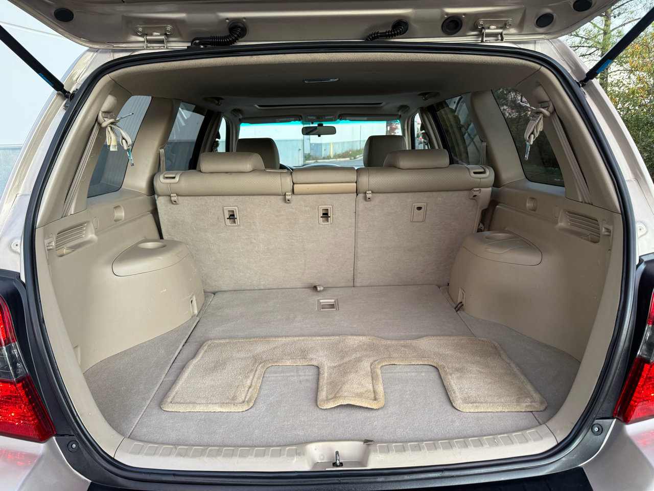 Used 2005 Toyota Highlander 4WD V6 w/ 3rd Row image 18