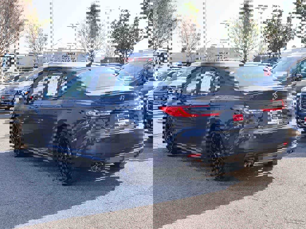 Used 2025 Toyota Camry SE image 6