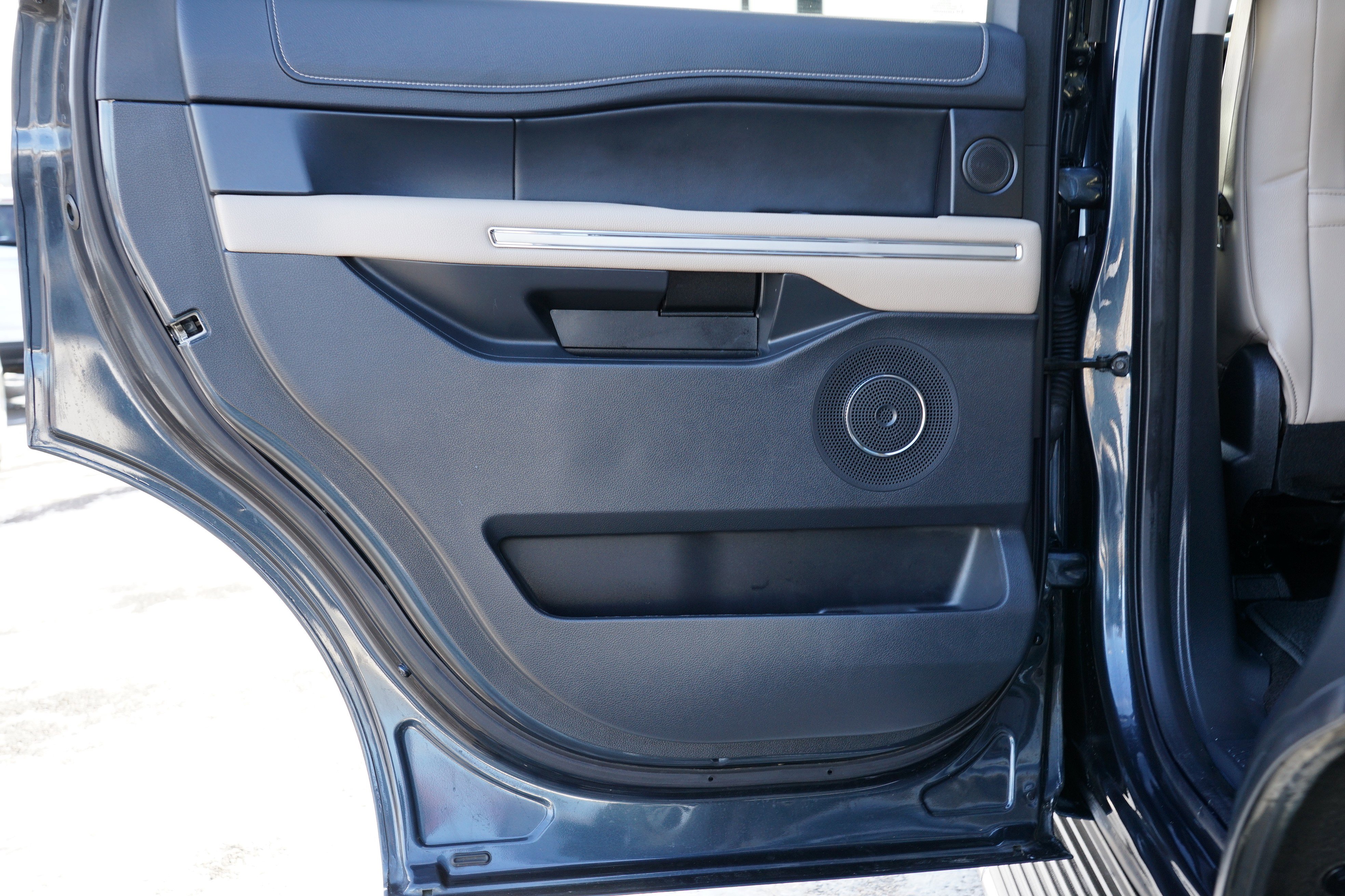 Used 2022 Ford Expedition Limited image 22