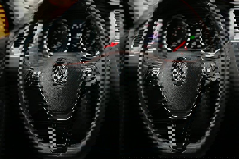 Used 2019 Volkswagen Tiguan SE image 19