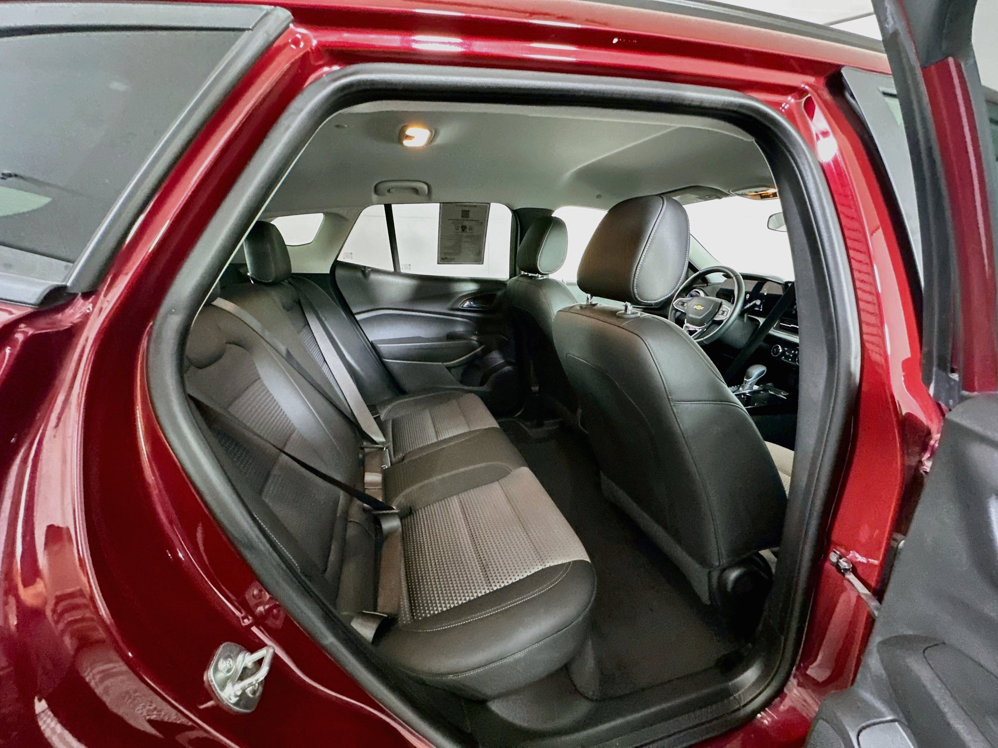 Used 2025 Chevrolet Trax LT w/ LT Convenience Package FWD image 29