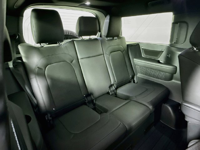 Certified 2025 Land Rover Defender 130 X-Dynamic SE AWD/4WD image 29