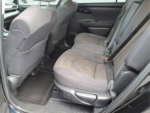 Used 2023 Toyota Highlander LE FWD image 17