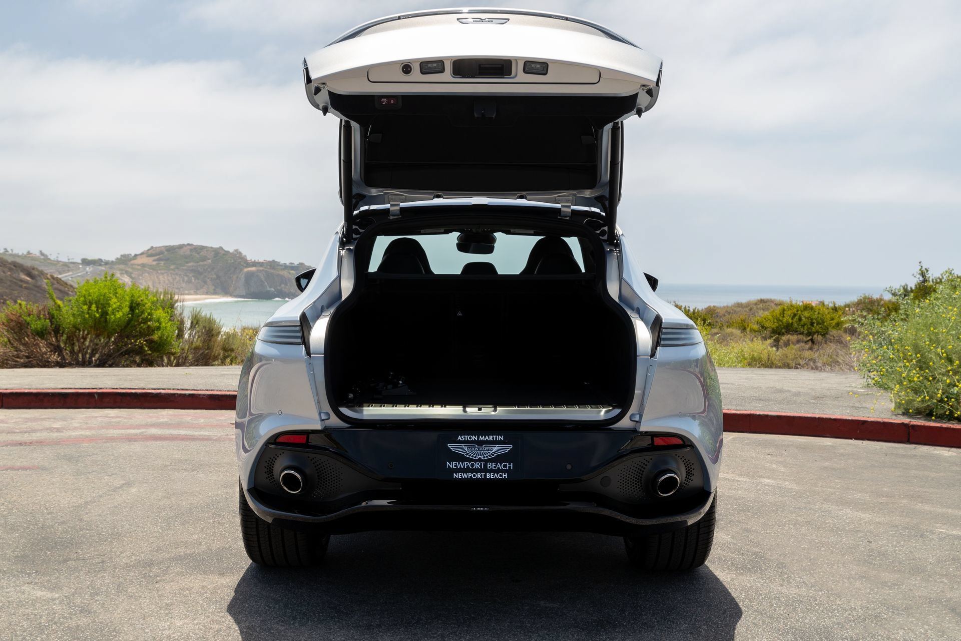 Used 2021 Aston Martin DBX AWD/4WD image 7