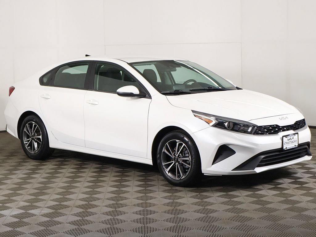 Used 2022 Kia Forte LXS w/ LXS Technology Package FWD image 2