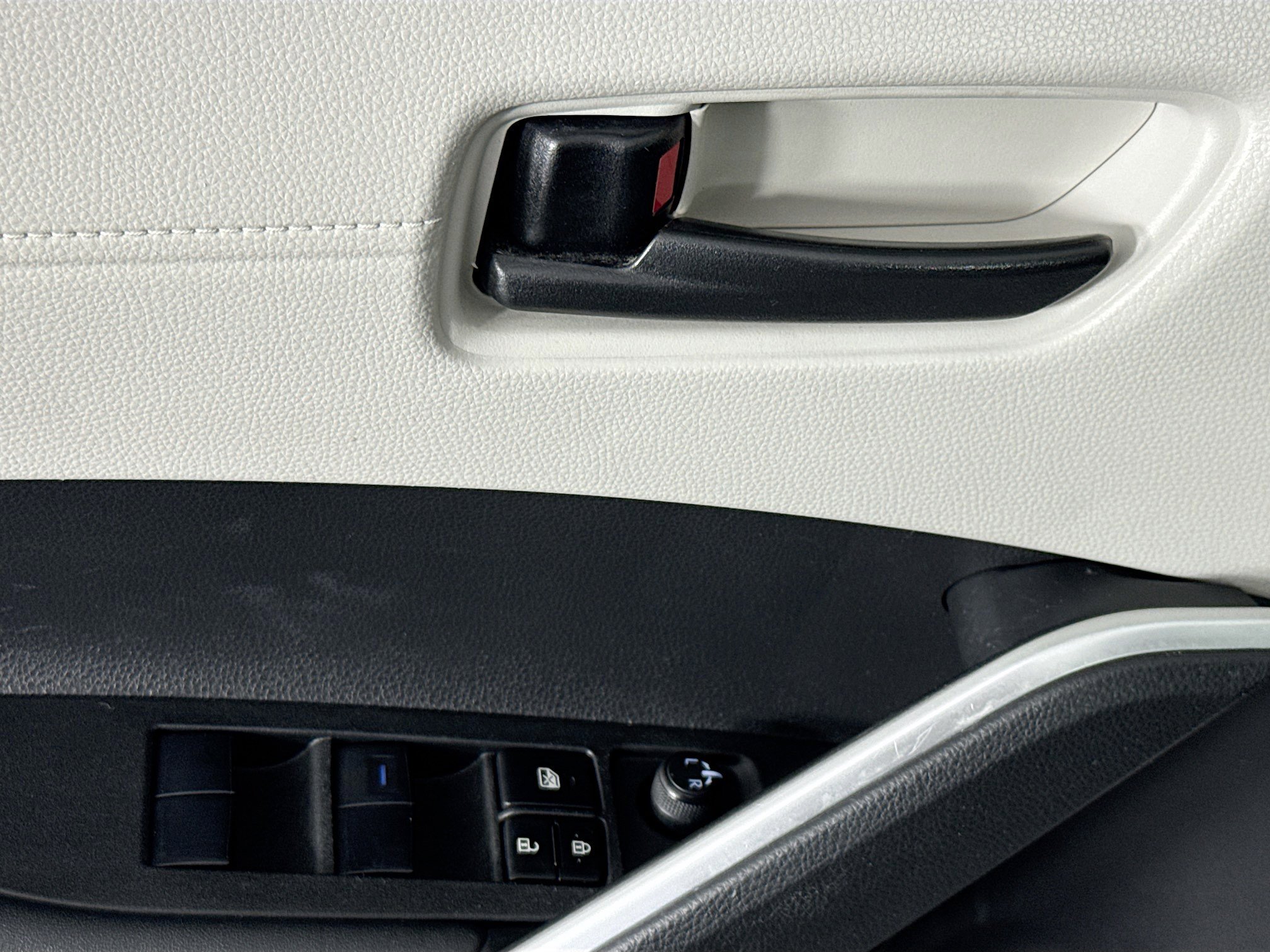 Used 2022 Toyota Corolla Cross L image 22