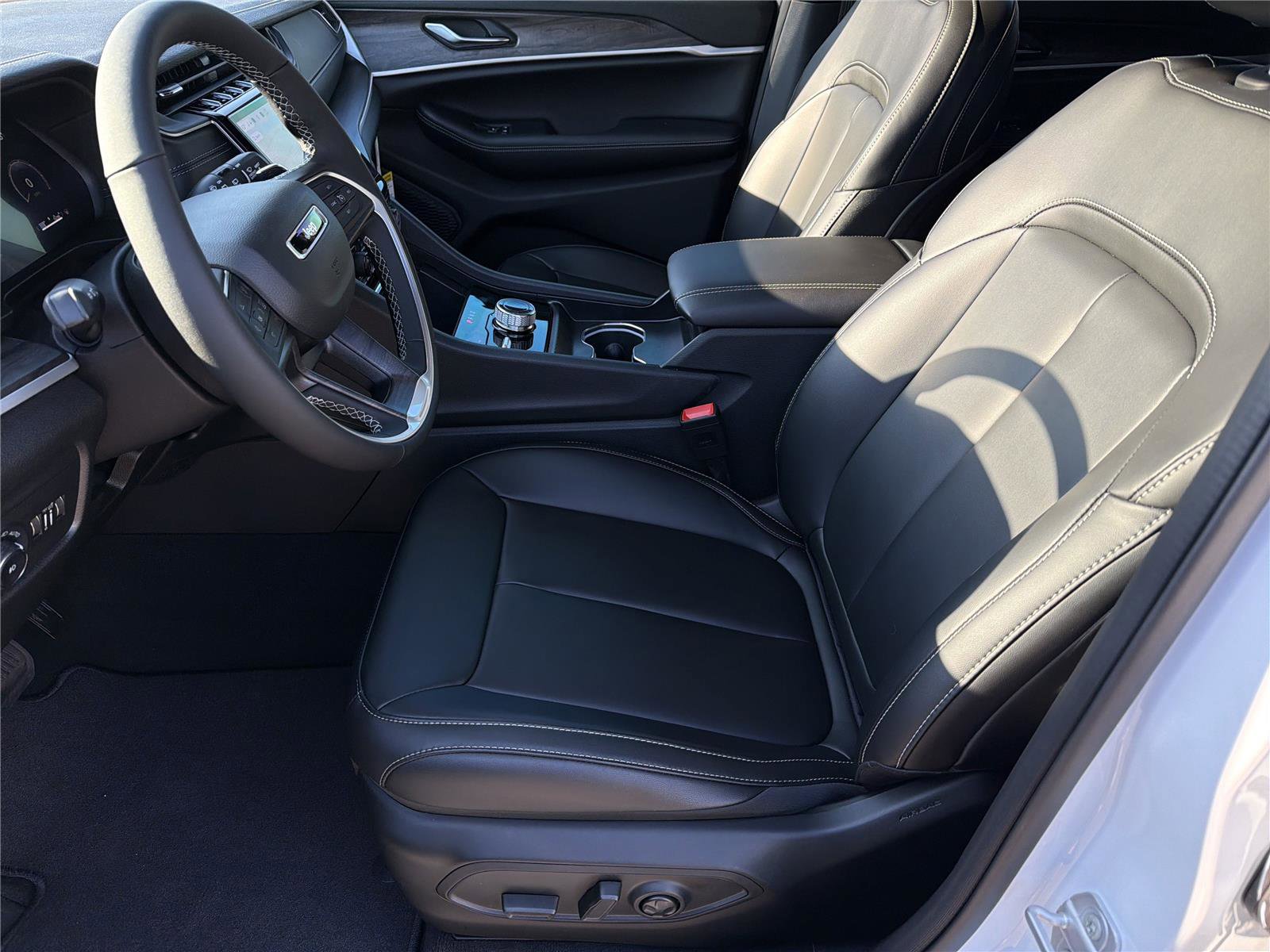 New 2025 Jeep Grand Cherokee L Limited w/ Black Appearance Package image 9