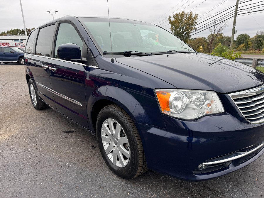 Used 2015 Chrysler Town & Country Touring w/ Driver Convenience Group FWD image 12