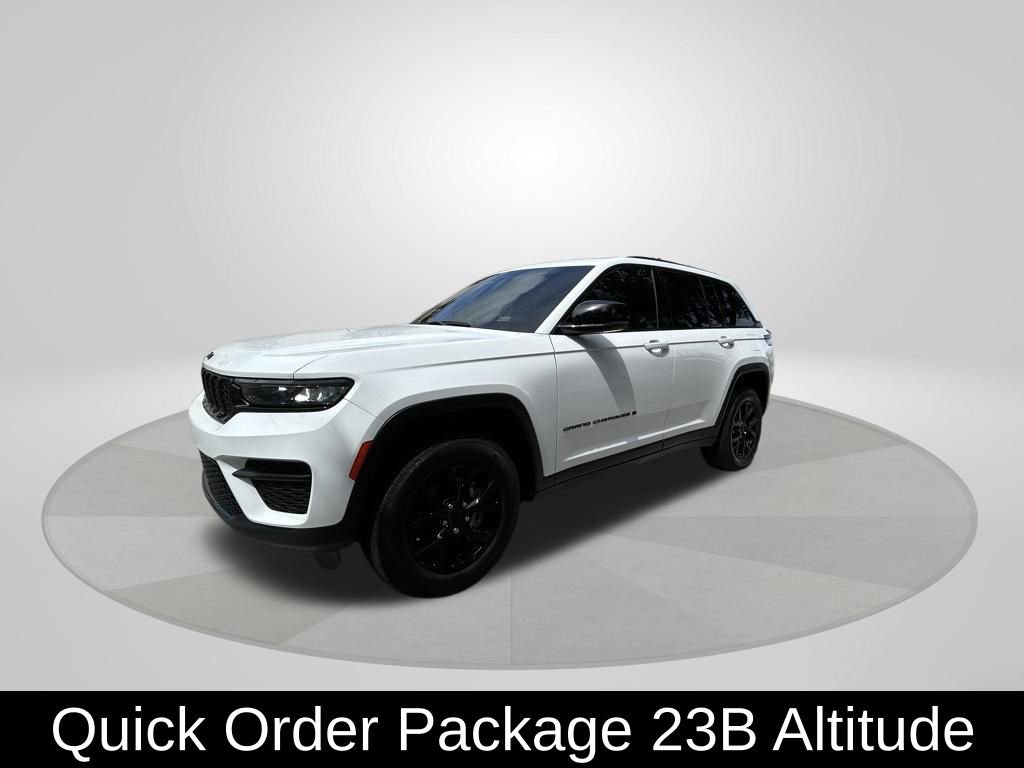 Used 2024 Jeep Grand Cherokee Altitude image 3