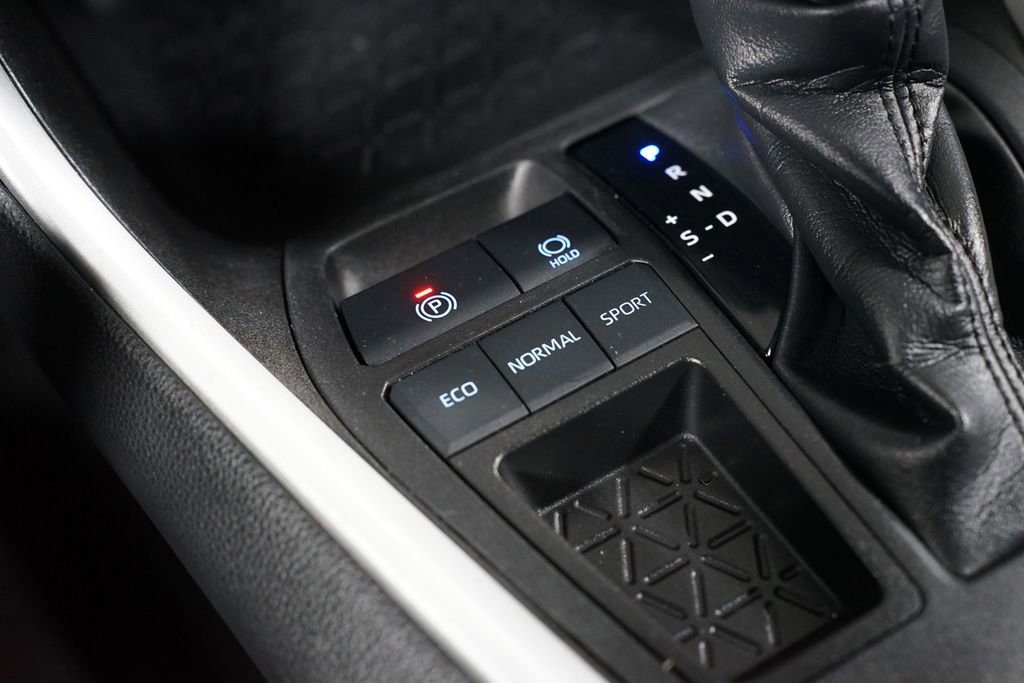 Used 2021 Toyota RAV4 LE image 21