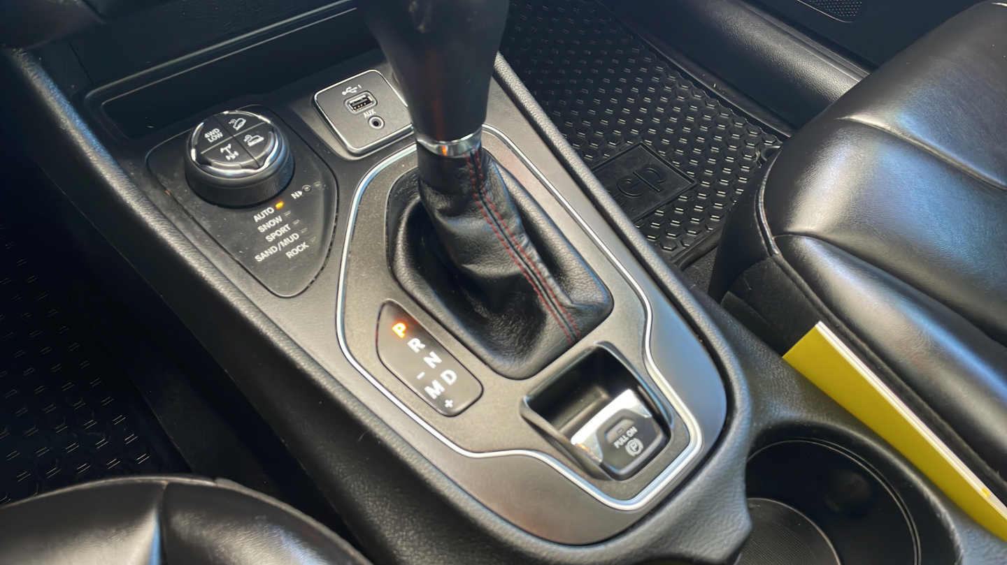 Used 2019 Jeep Cherokee Trailhawk w/ Comfort/Convenience Group AWD/4WD image 18