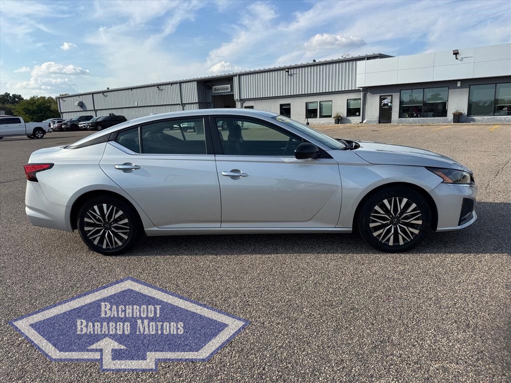 Used 2024 Nissan Altima 2.5 SV image 2