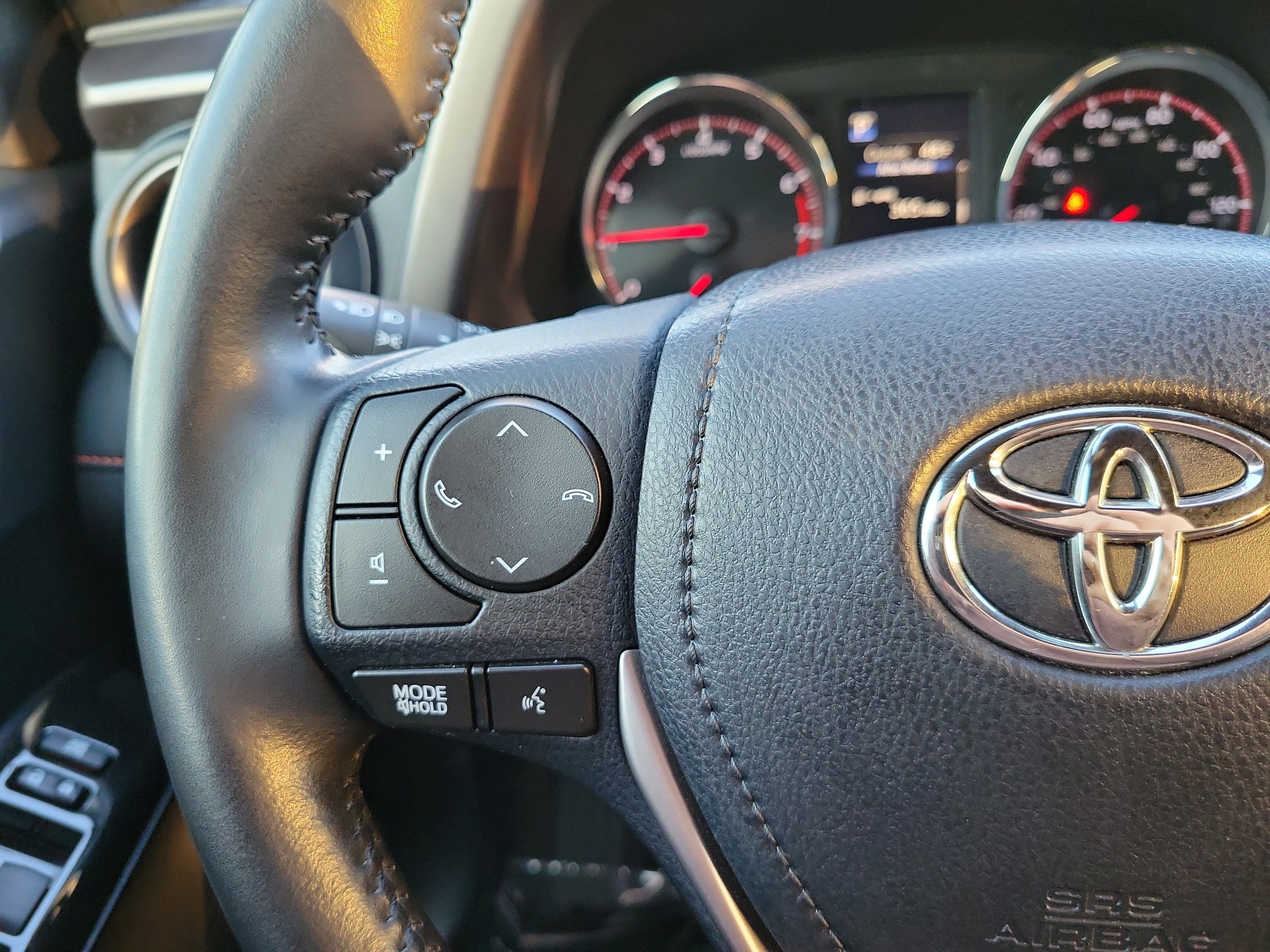 Used 2018 Toyota RAV4 SE image 16