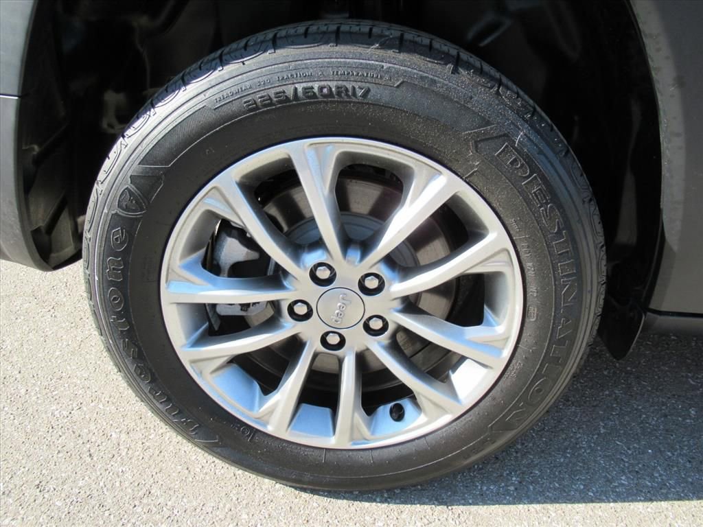 Used 2022 Jeep Cherokee Latitude Lux w/ Mopar Interior Package image 7