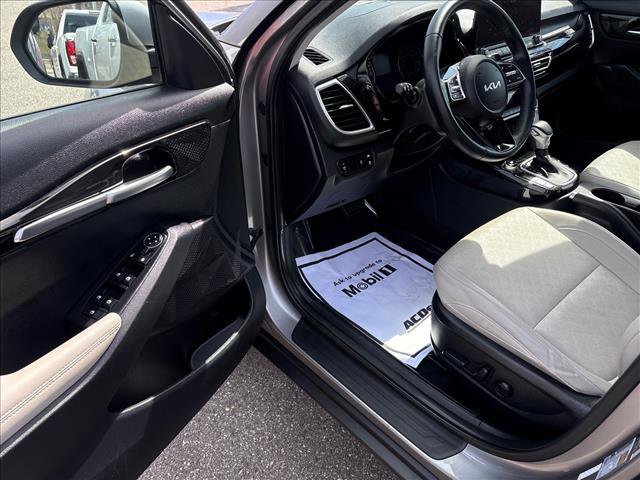 Used 2022 Kia Seltos EX image 11