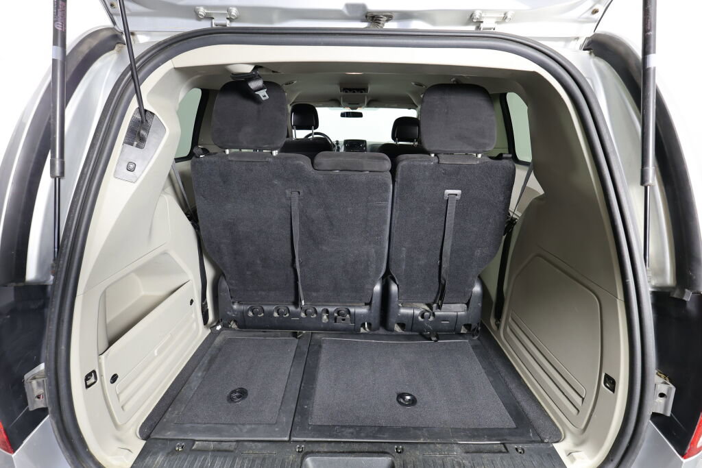 Used 2012 Dodge Grand Caravan SXT image 17
