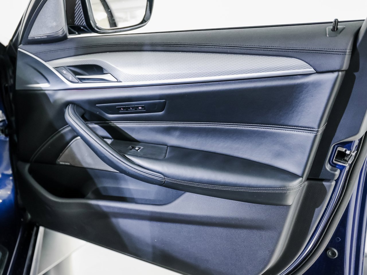 Used 2018 BMW M550i xDrive image 28