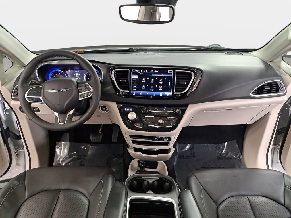 Used 2024 Chrysler Pacifica Touring-L image 2