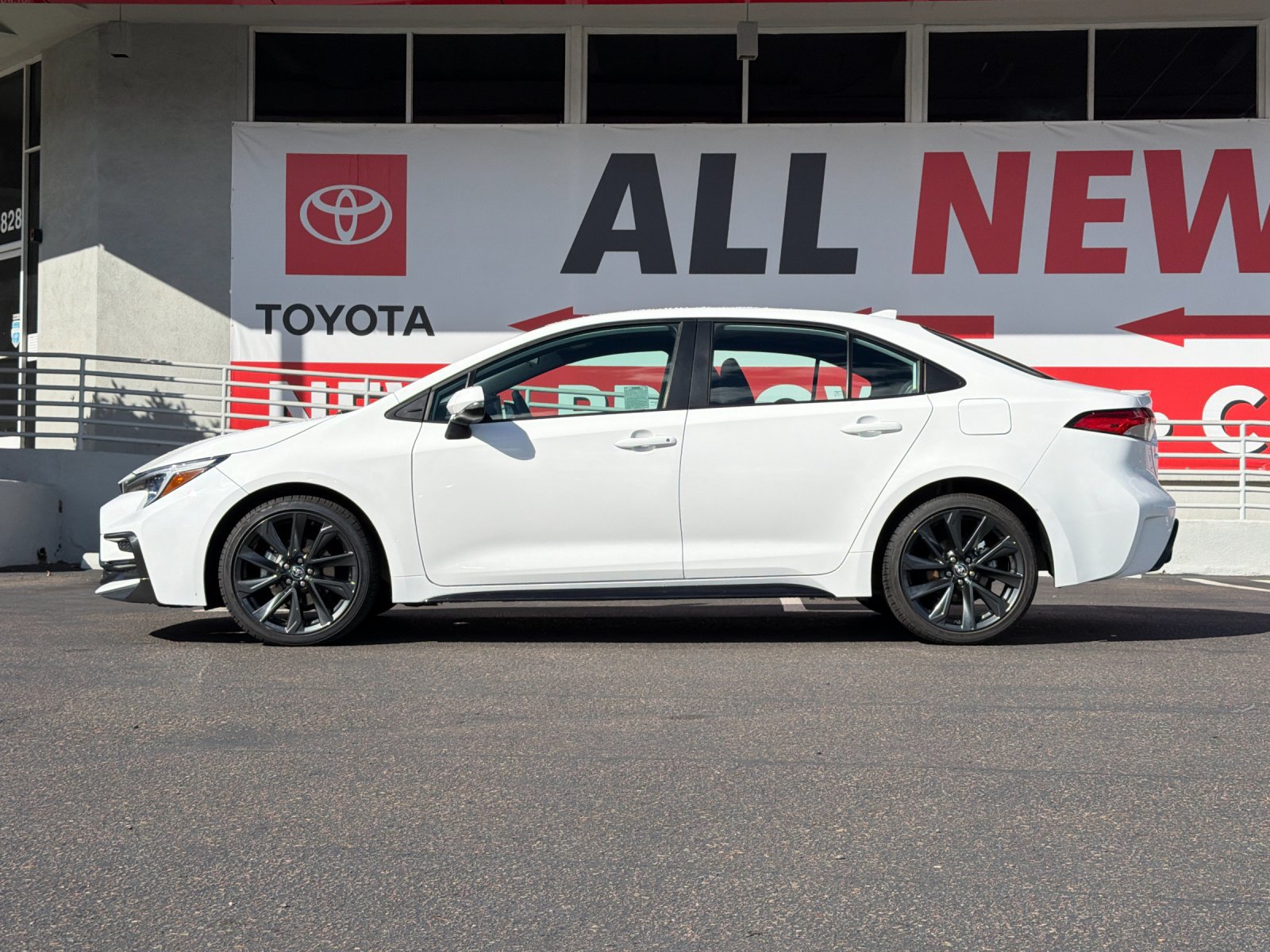 Used 2025 Toyota Corolla SE FWD image 2