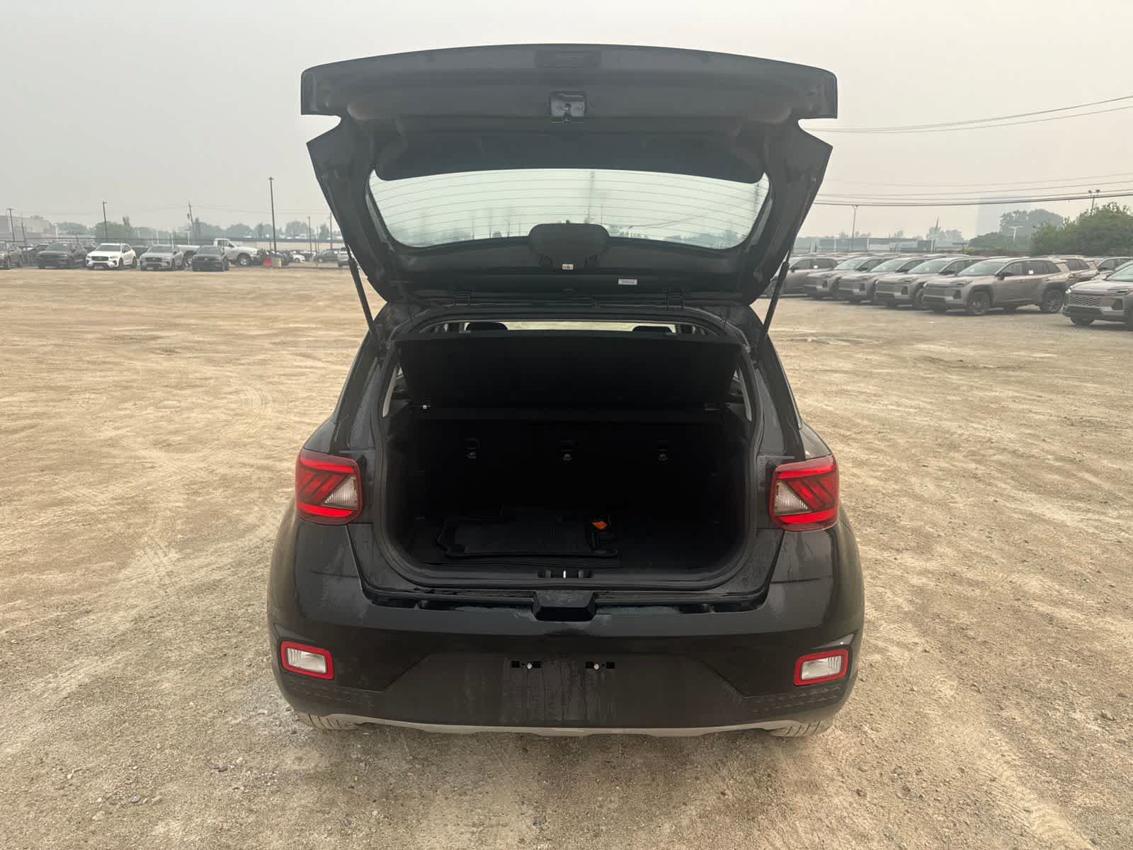 Used 2023 Hyundai Venue SEL FWD image 10