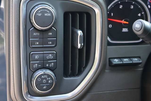 Used 2022 Chevrolet Silverado 2500 LTZ w/ LTZ Premium Package AWD/4WD image 17