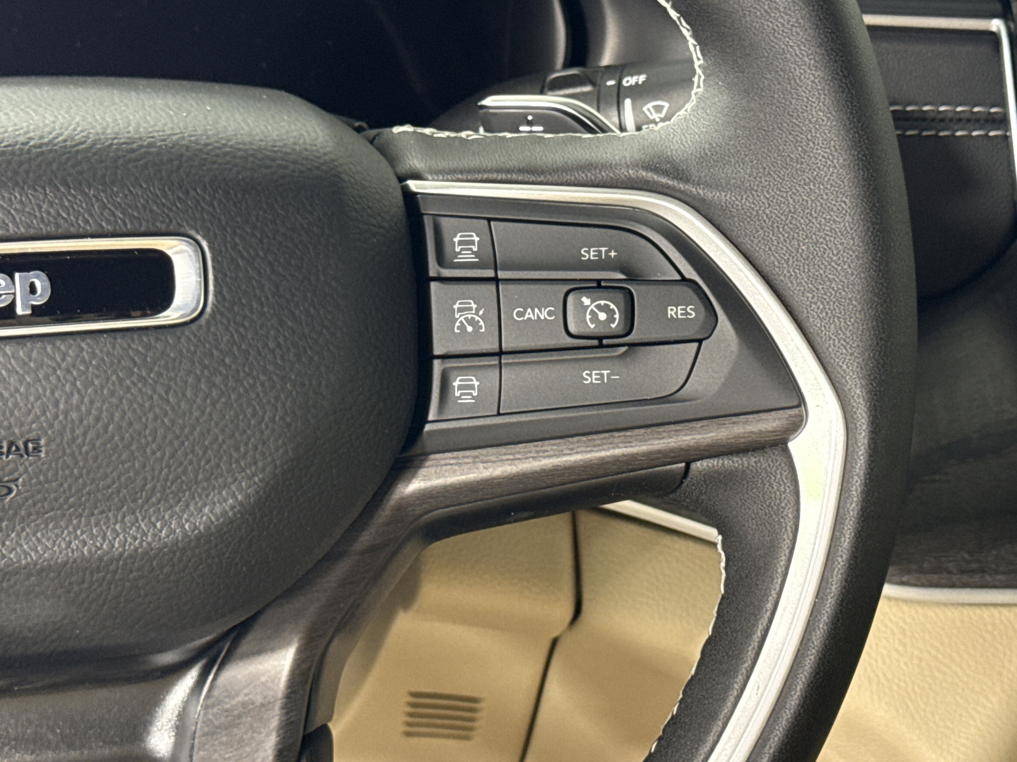 New 2025 Jeep Grand Cherokee Limited w/ Trailer Tow Package image 15