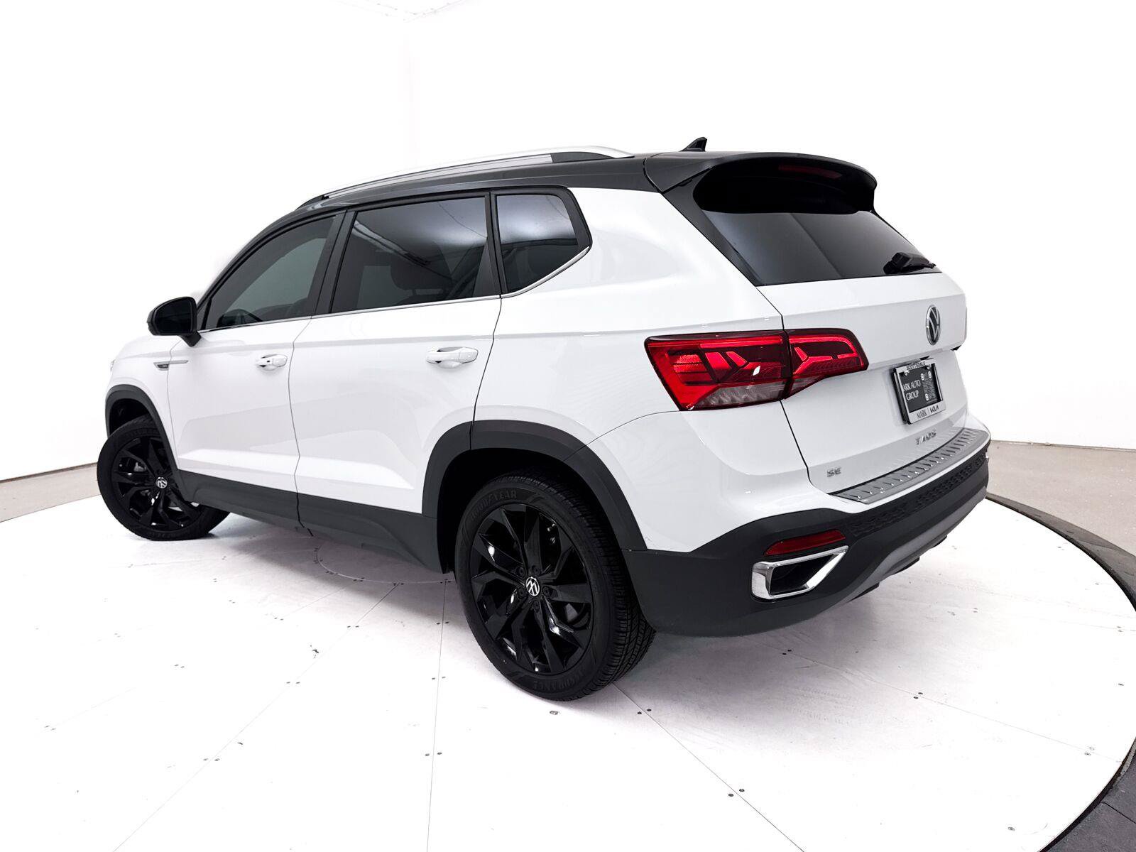 Used 2023 Volkswagen Taos SE w/ Panoramic Sunroof Package FWD image 2