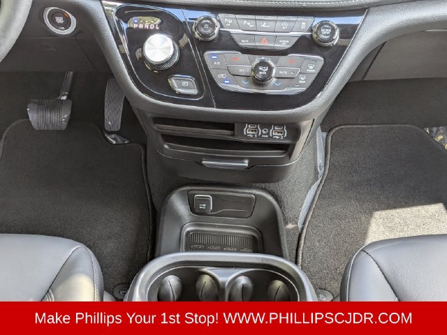 Used 2025 Chrysler Pacifica Select FWD image 18