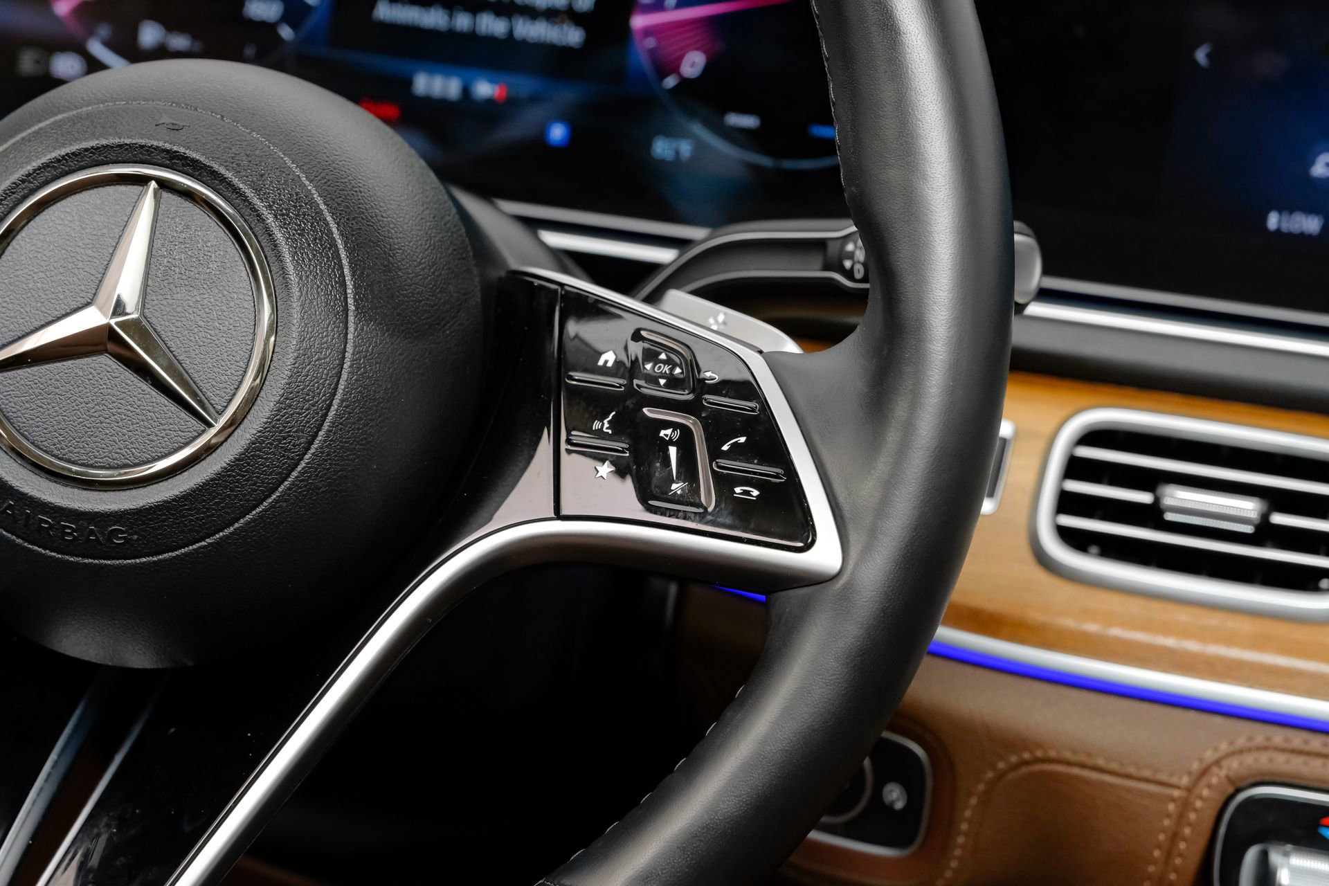 Used 2024 Mercedes-Benz GLE 350 4MATIC w/ AMG Line Exterior image 21
