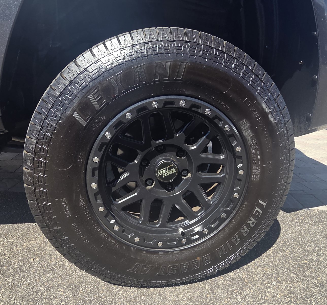 Used 2018 Toyota 4Runner SR5 AWD/4WD image 9