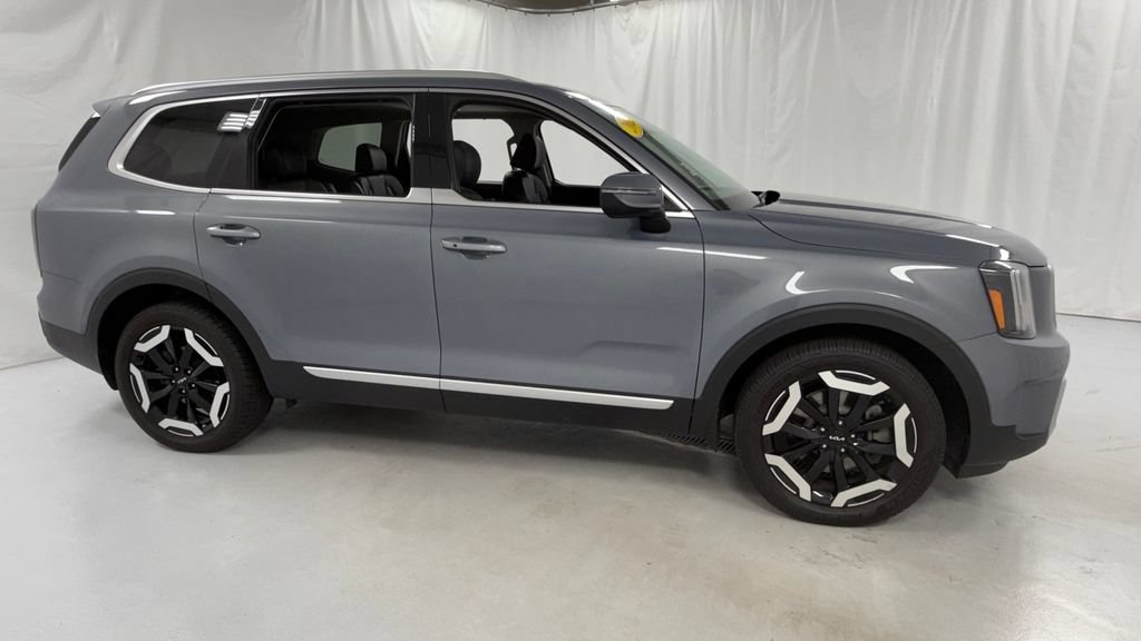 Used 2023 Kia Telluride EX w/ EX Captain's Chair Package AWD/4WD image 2