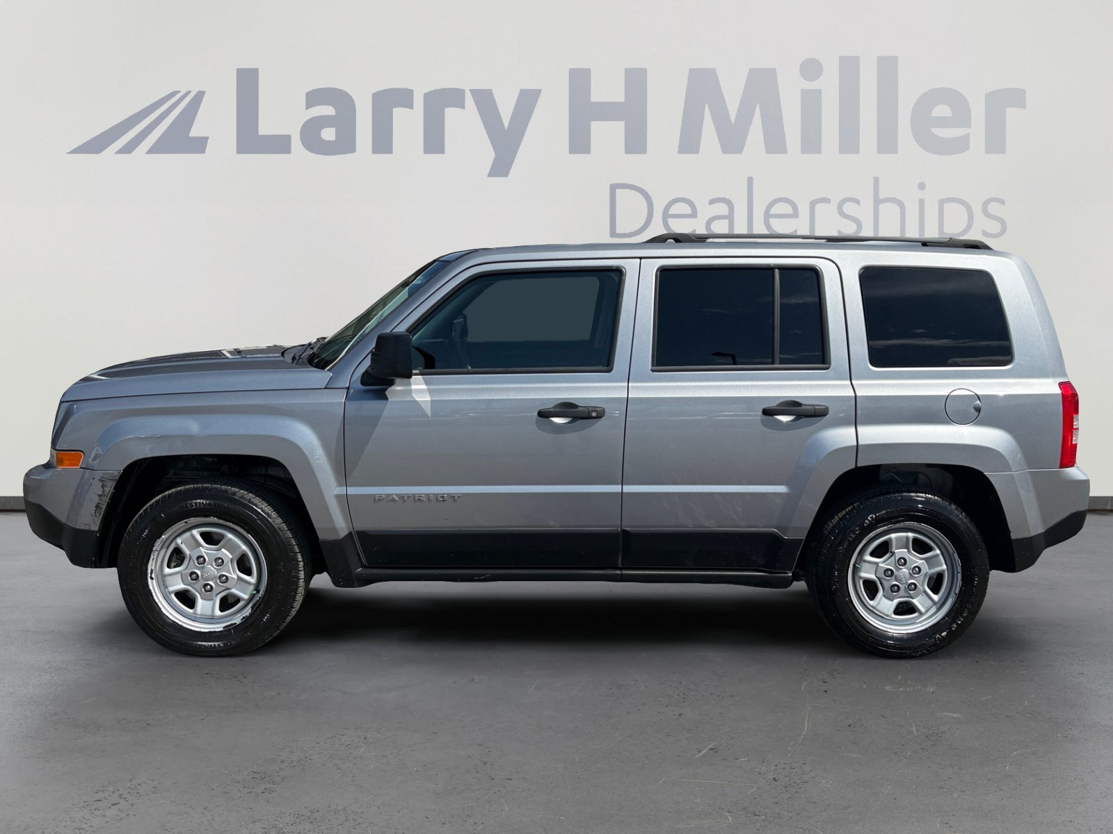 Used 2017 Jeep Patriot Sport FWD image 2