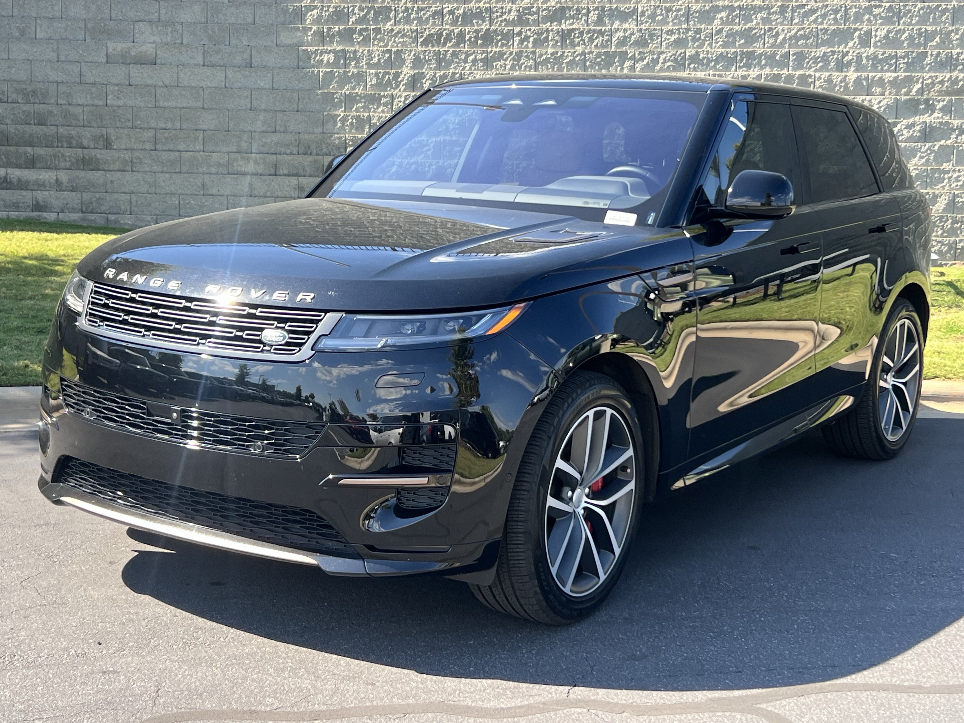 Used 2023 Land Rover Range Rover Sport SE Dynamic AWD/4WD image 1