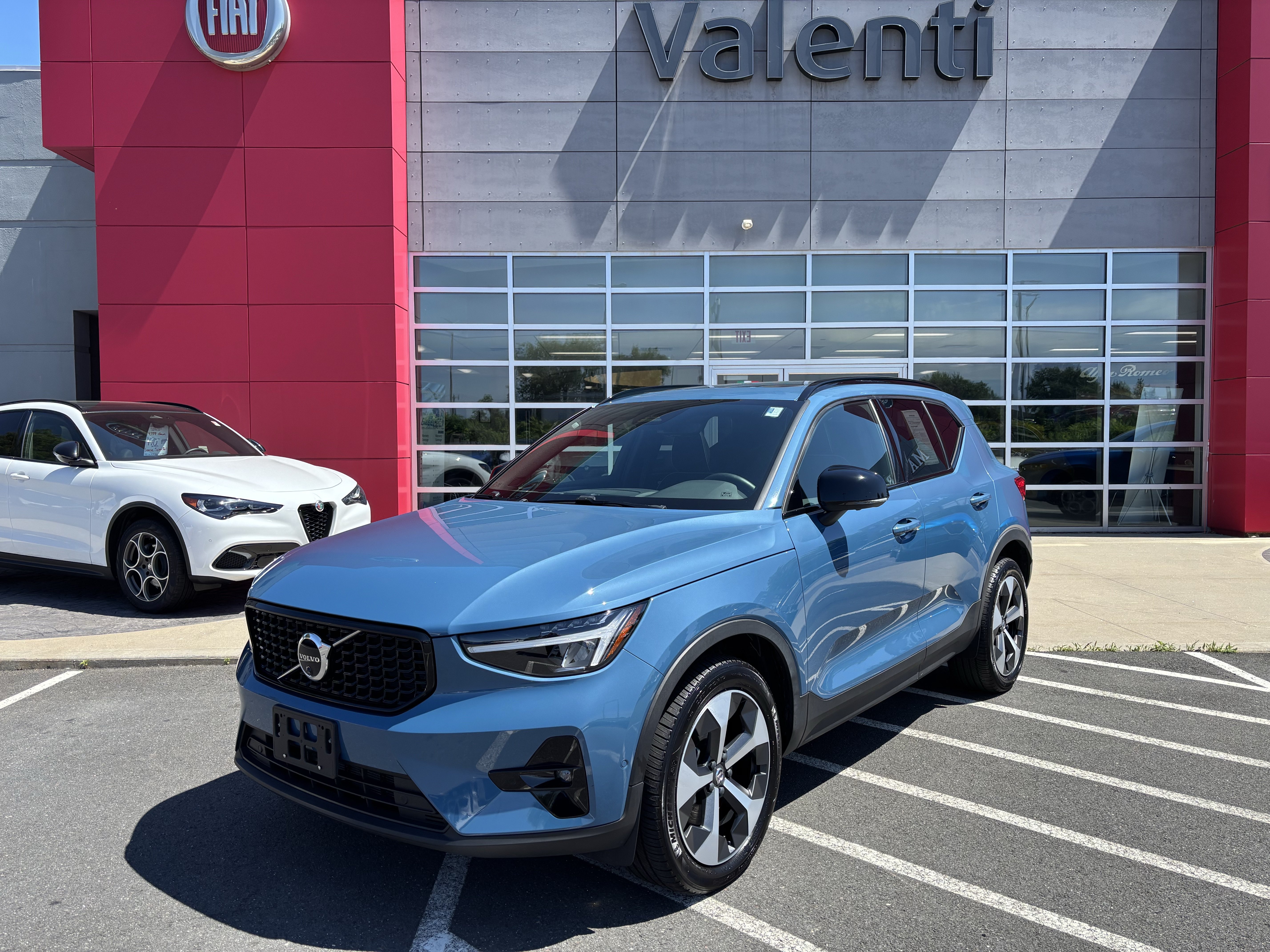 Used 2025 Volvo XC40 B5 Plus AWD/4WD image 1