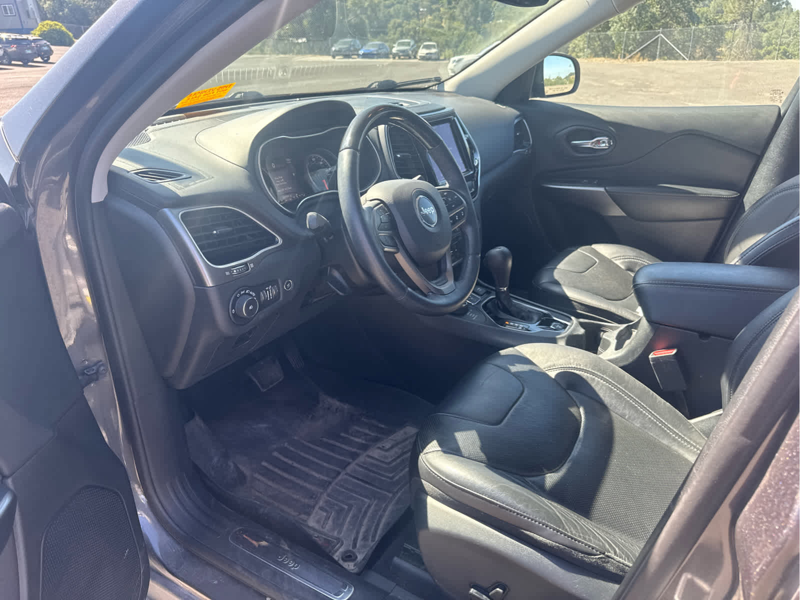 Used 2019 Jeep Cherokee Overland w/ Technology Group AWD/4WD image 11
