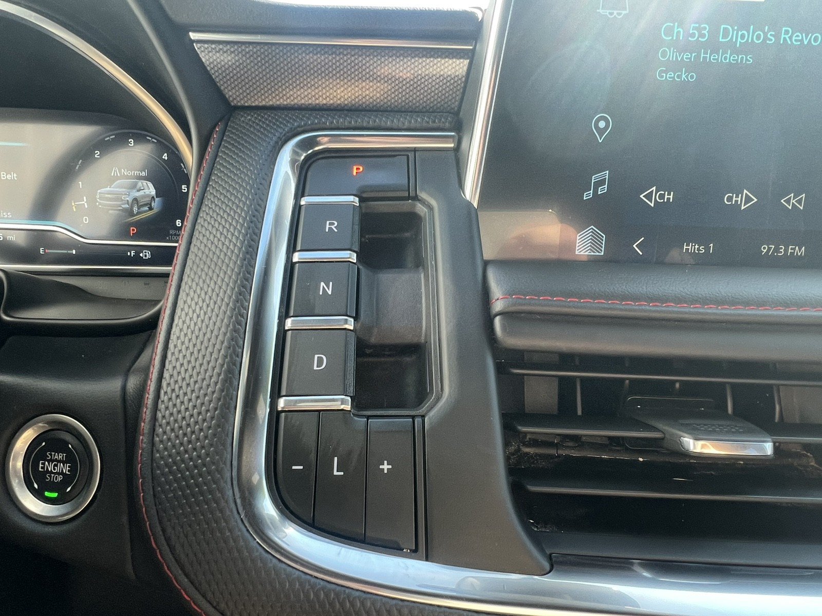 Used 2024 Chevrolet Suburban RST RWD image 31