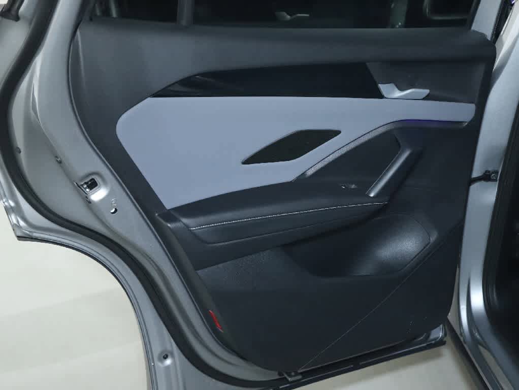 Certified 2025 Volkswagen Tiguan SE FWD image 13