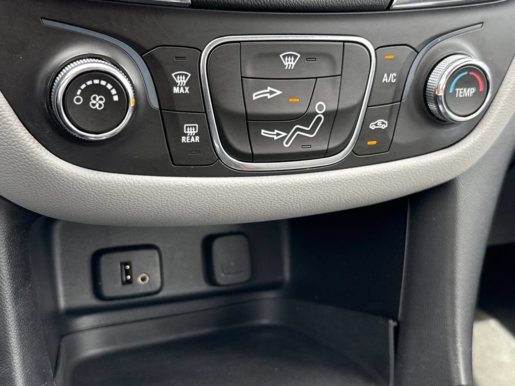 Used 2018 Chevrolet Equinox LS AWD/4WD image 21