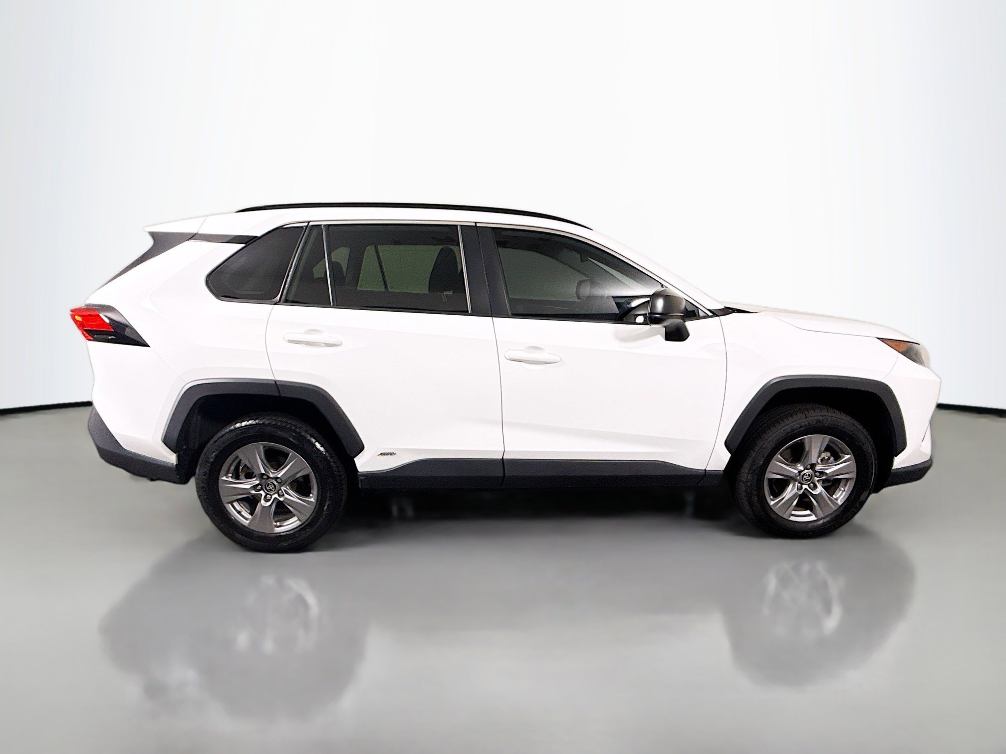 Used 2022 Toyota RAV4 LE image 11