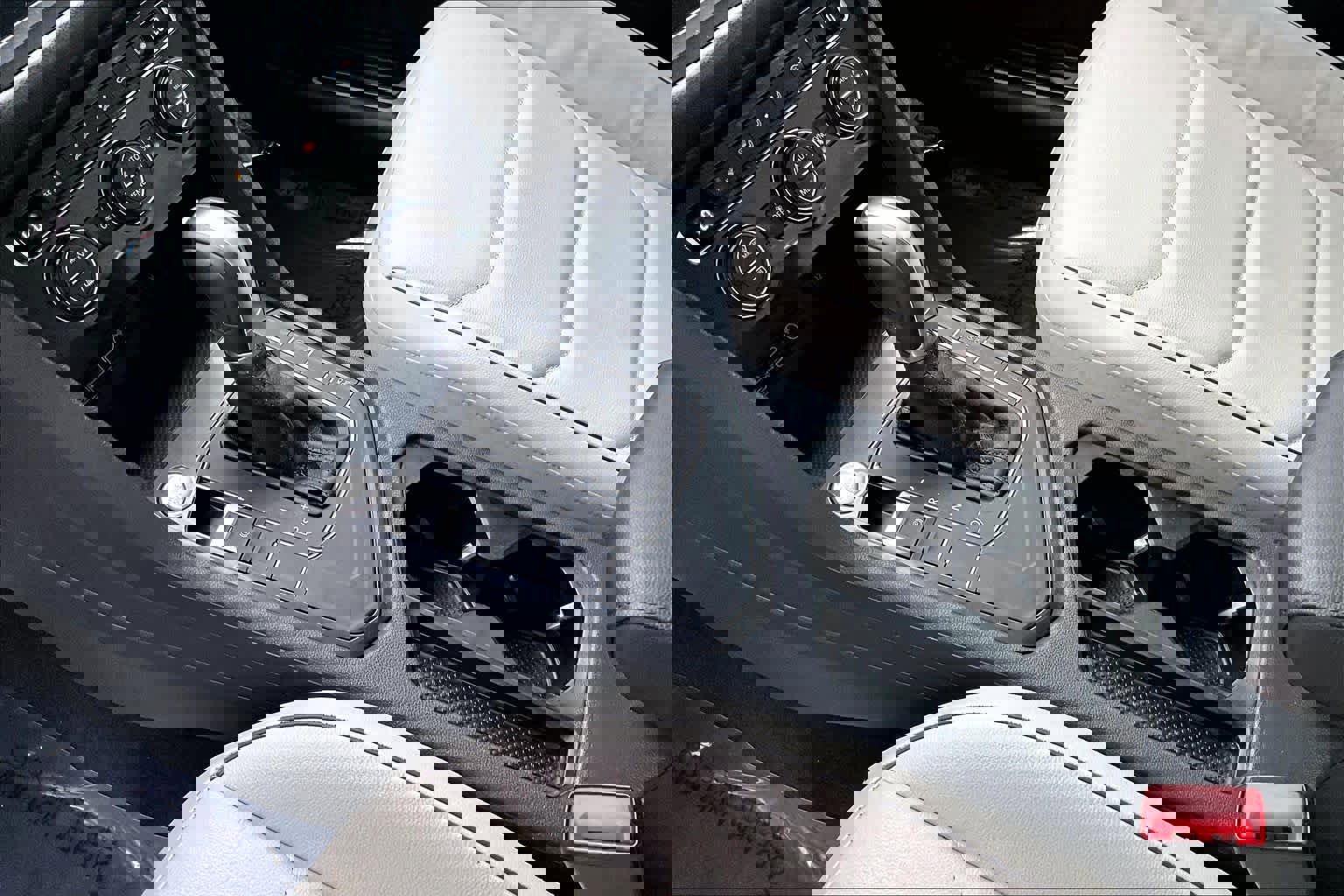 Used 2018 Volkswagen Tiguan SEL Premium image 16