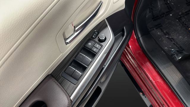 Used 2024 Toyota Sienna Platinum FWD image 27