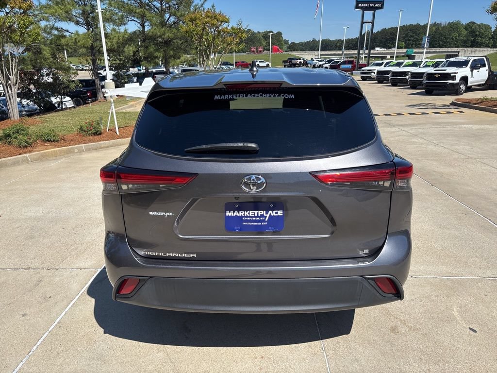 Used 2021 Toyota Highlander LE FWD image 11