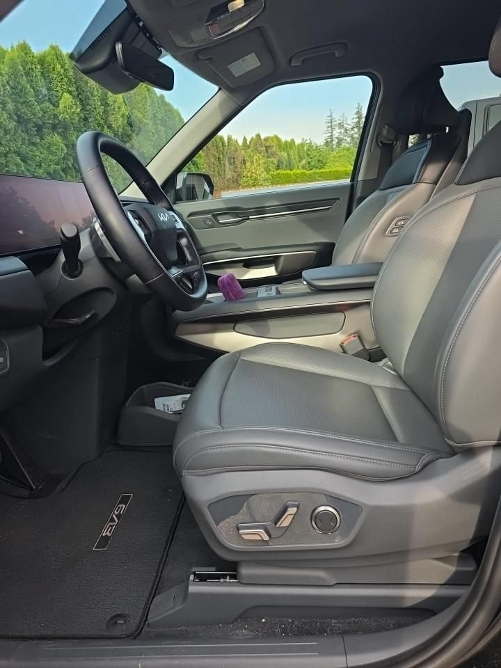 Certified 2024 Kia EV9 Light Long Range RWD image 40