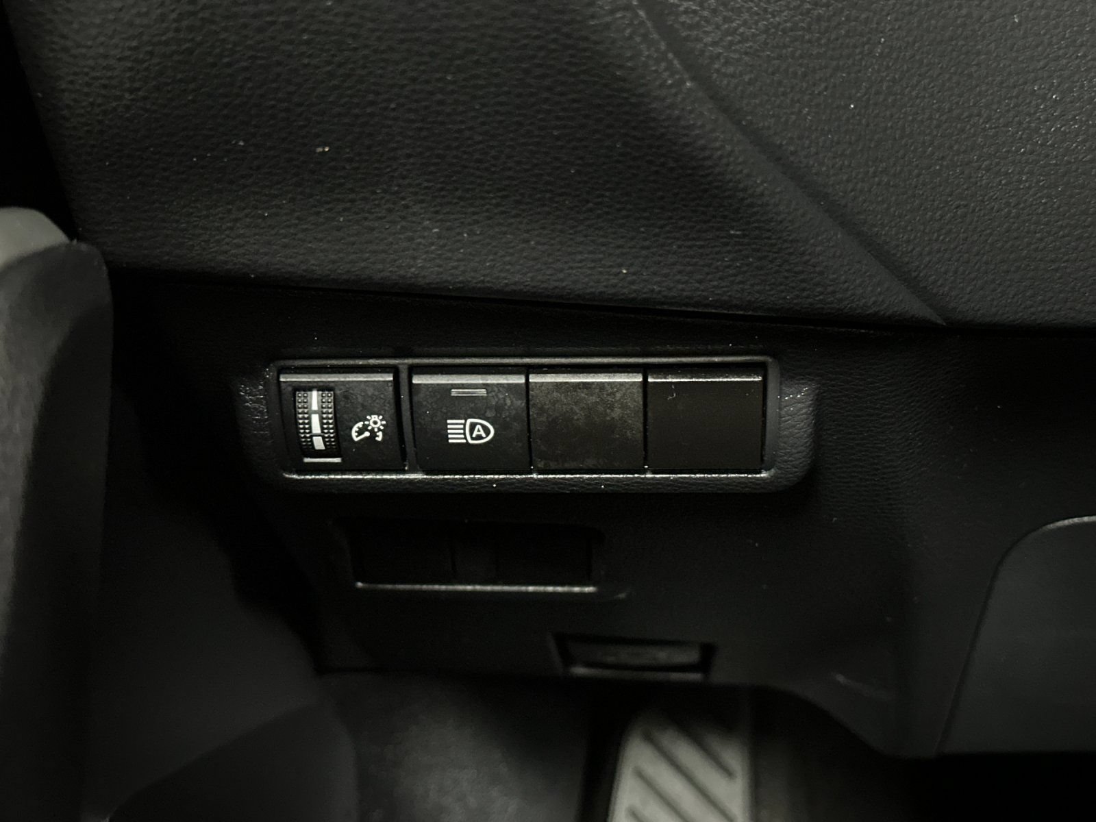 Used 2025 Toyota Corolla Cross XLE FWD image 26