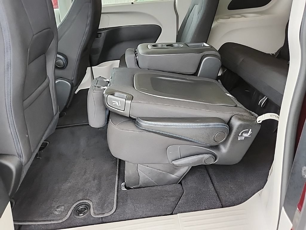 Used 2021 Chrysler Pacifica Touring FWD image 32